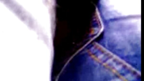 சுருள் குழப்பமான ஹேர்டு டாரிட் கருப்பு நிற நிம்போ 69 போஸில் கருப்பு சேவலை வீசுகிறது