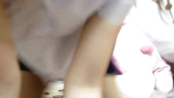 ஹார்னி டியூட் ஜப்பானிய பெண்ணின் மார்பகங்களுடன் விளையாடி அவளது கூந்தல் புண்டையை கூசுகிறான்