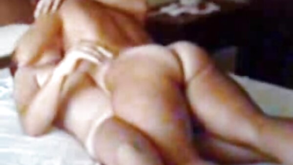 கேமிராவில் தனக்குப் பிடித்தமான செக்ஸ் பொம்மையுடன் தன் புண்டையையும் கழுதையையும் புணர்ந்த மார்பளவு பொன்னிறக் குஞ்சு